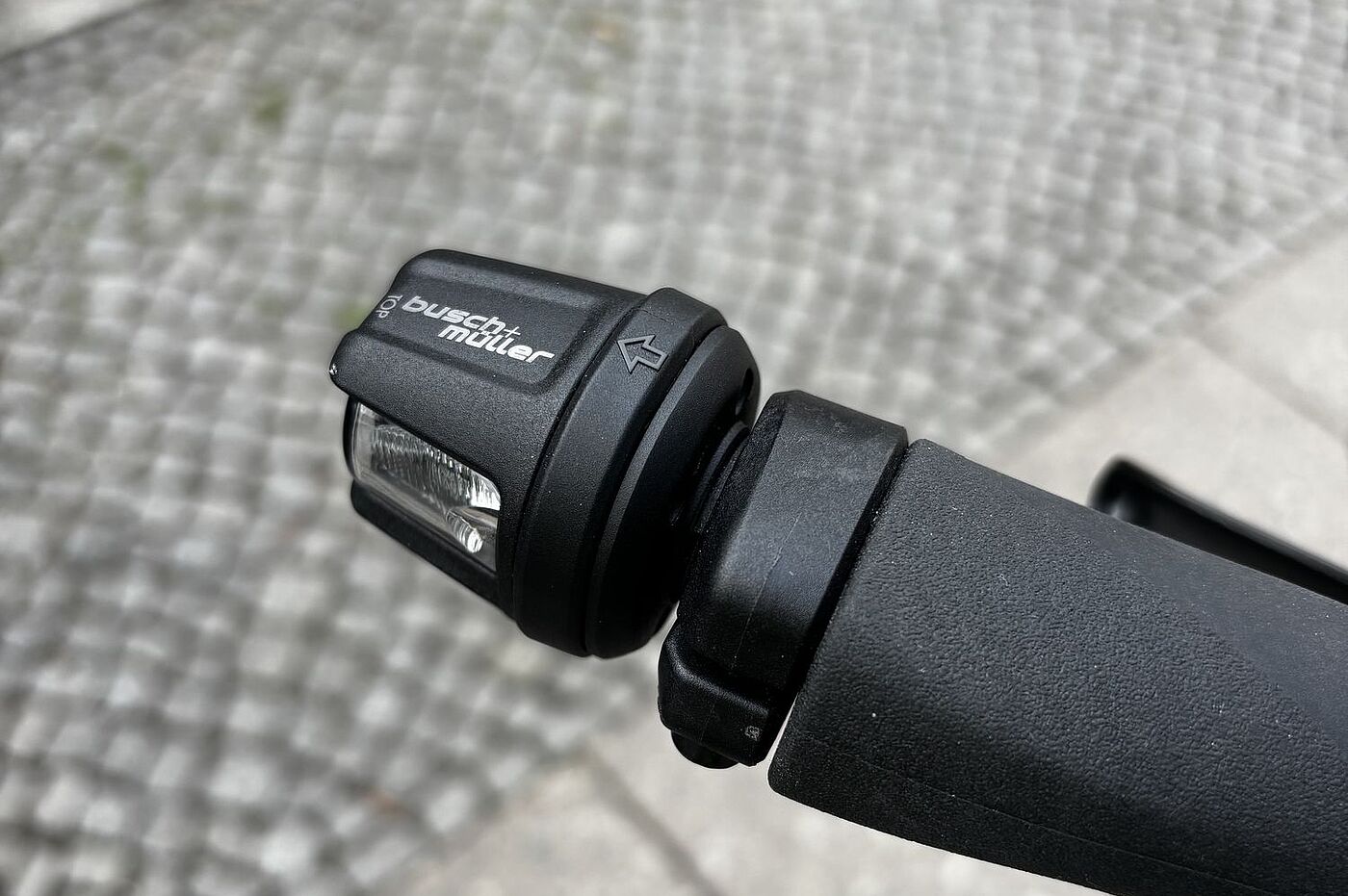 Ein Fahrrad-Blinker am linken Lenkerende. 