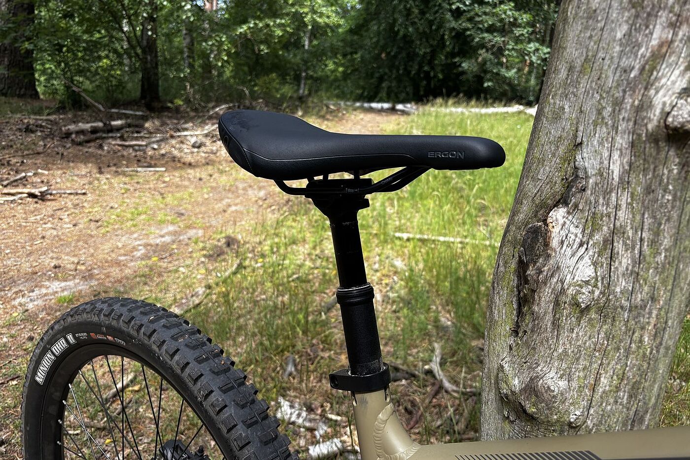 Eine versenkbare Sattelstütze an einem MTB. 